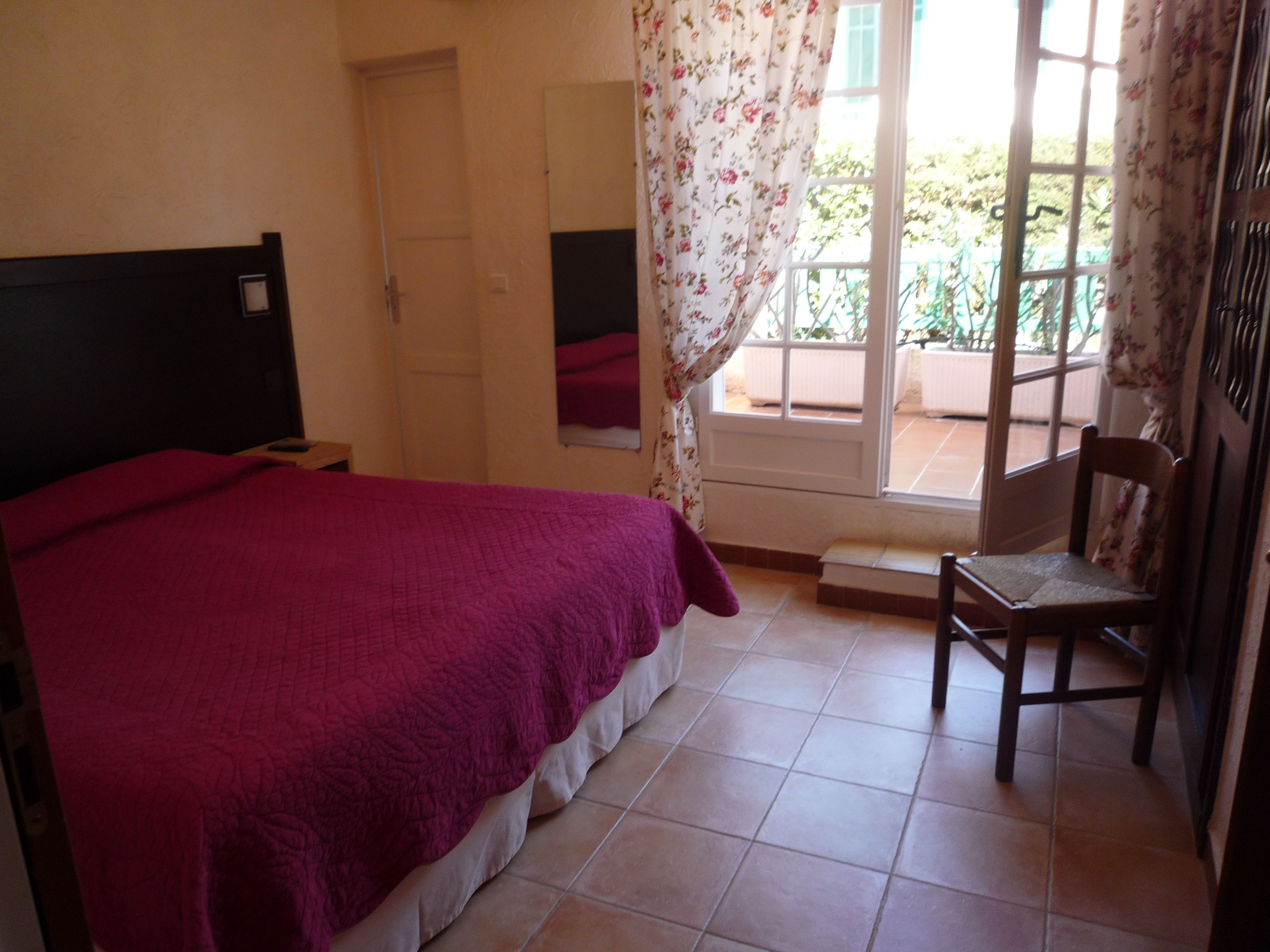 standard room, 1 double bed | minibar, in-room safe, desk, iron/ironing board