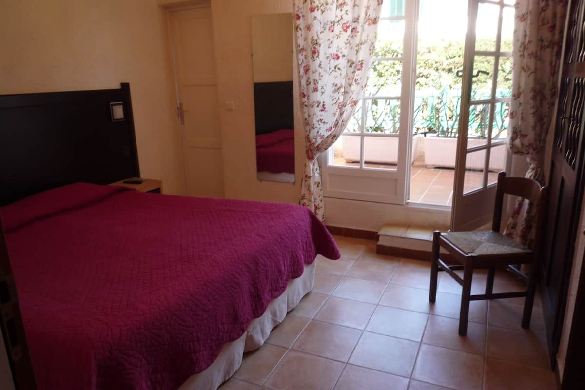 standard room, 1 double bed | minibar, in-room safe, desk, iron/ironing board