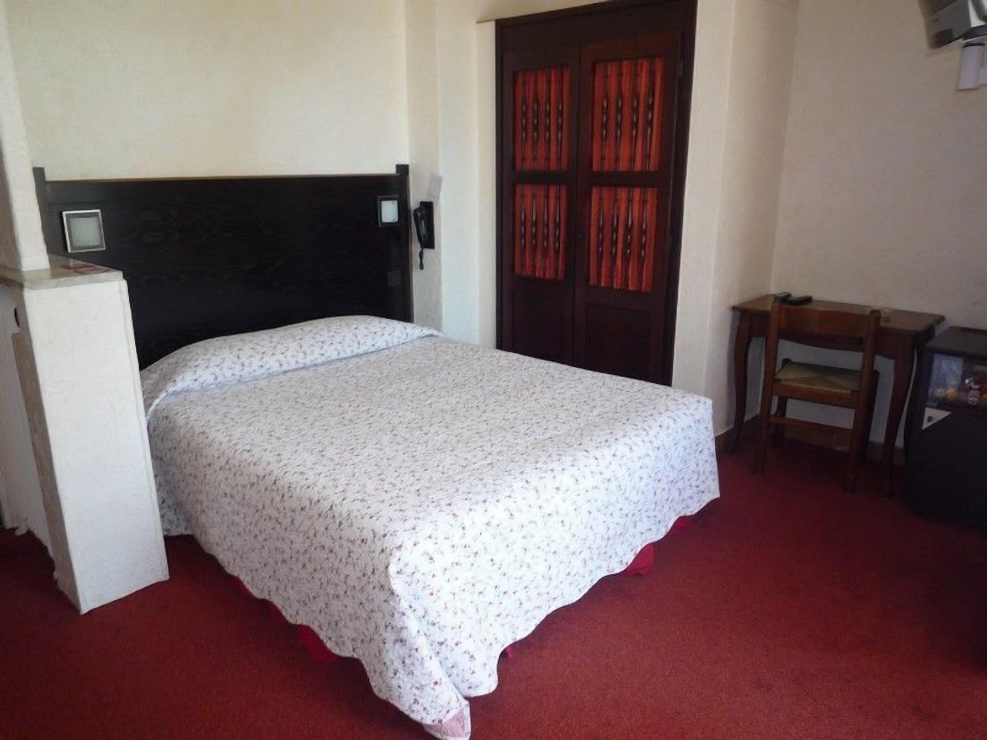 standard room, 1 double bed | minibar, in-room safe, desk, iron/ironing board