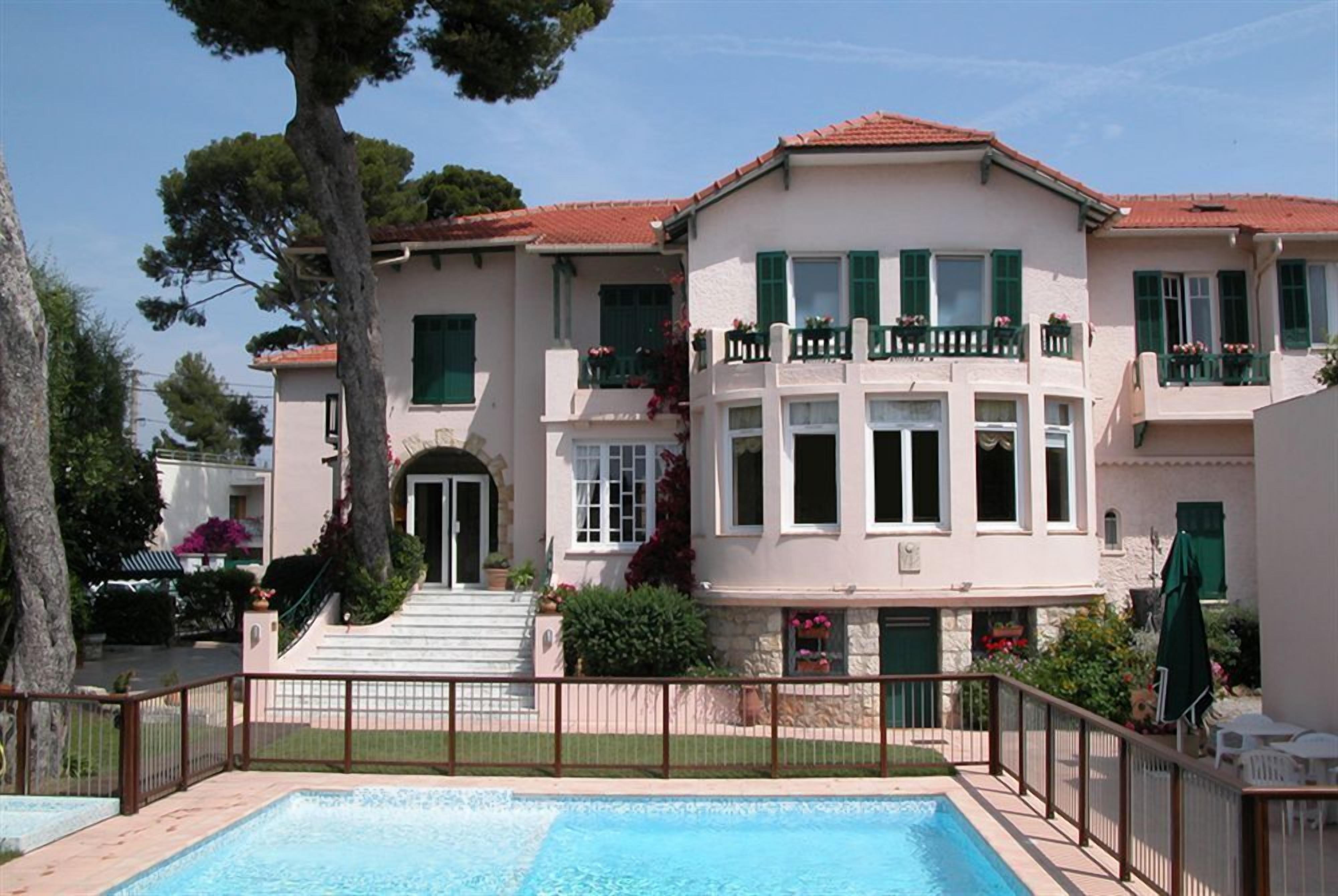 outdoor pool, pool umbrellas, pool loungers