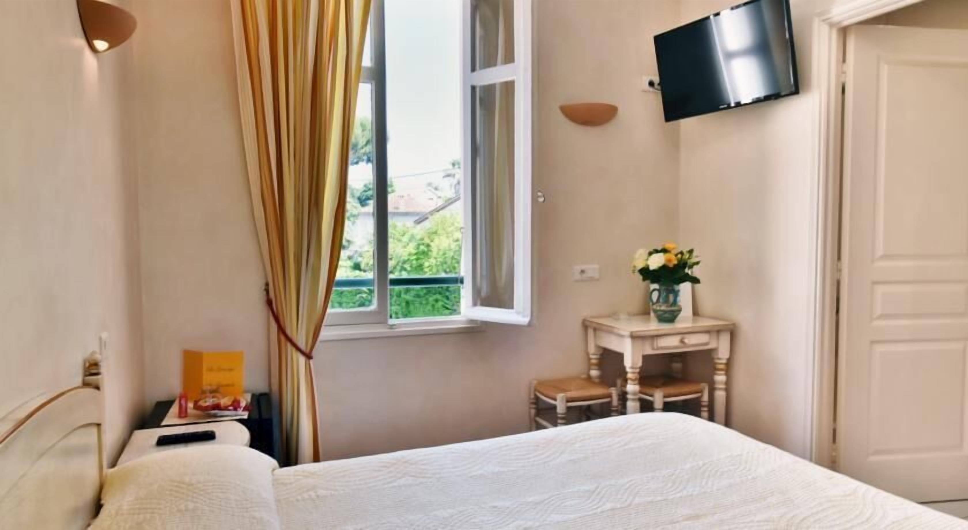 standard room, 1 double bed (small) | minibar, in-room safe, desk, iron/ironing board