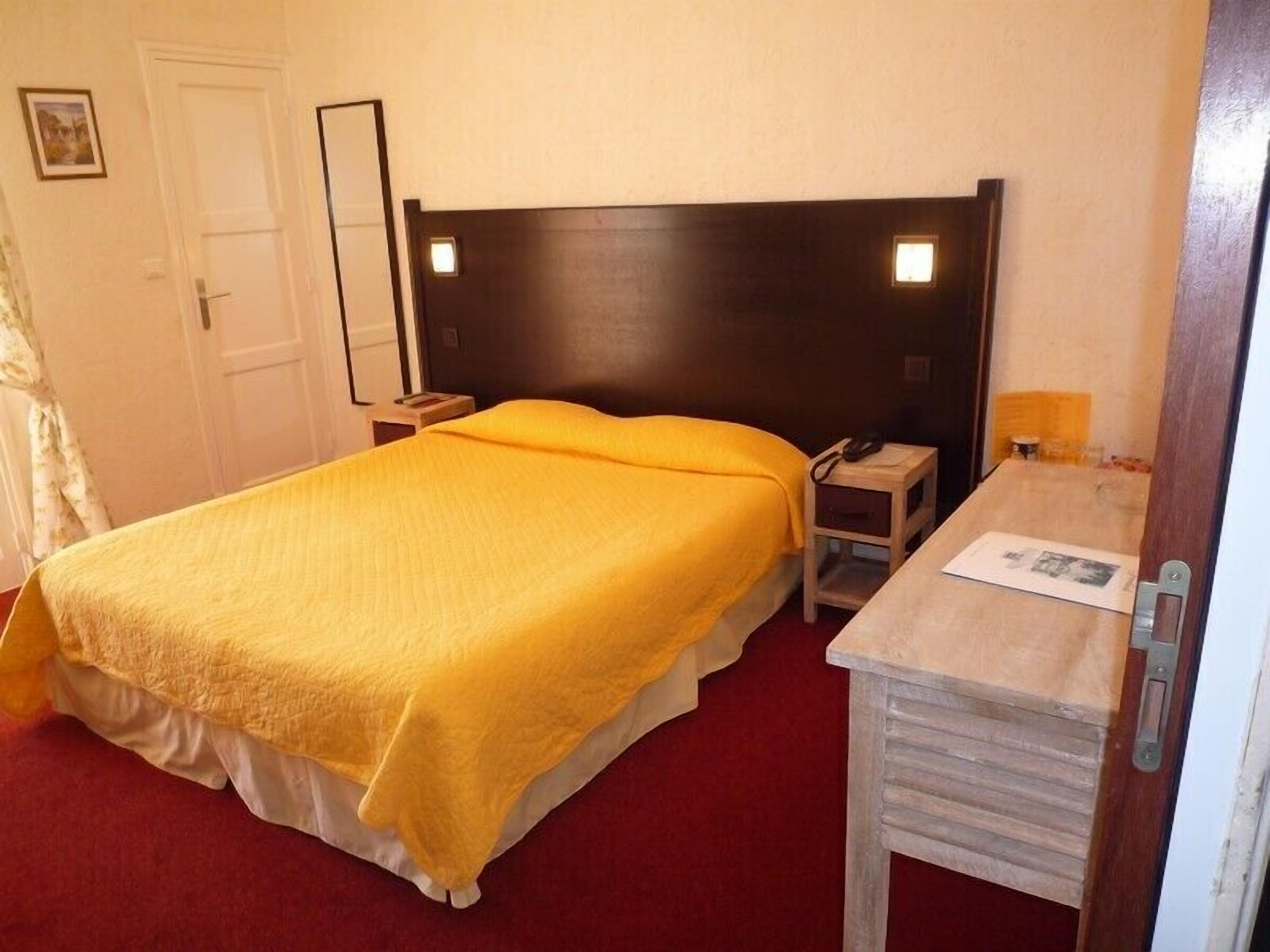 standard room, 1 double bed | minibar, in-room safe, desk, iron/ironing board