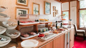 Un buffet proposant divers plats et un espace de restauration avec une chaise et une fenêtre.