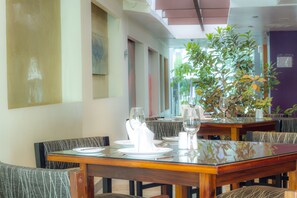 Restaurant - Hotel Embassy (Quito)