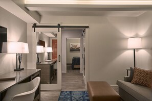 Suite, 1 slaapkamer | Woonruimte | Een 50-inch flatscreentelevisie met satellietzenders en televisie