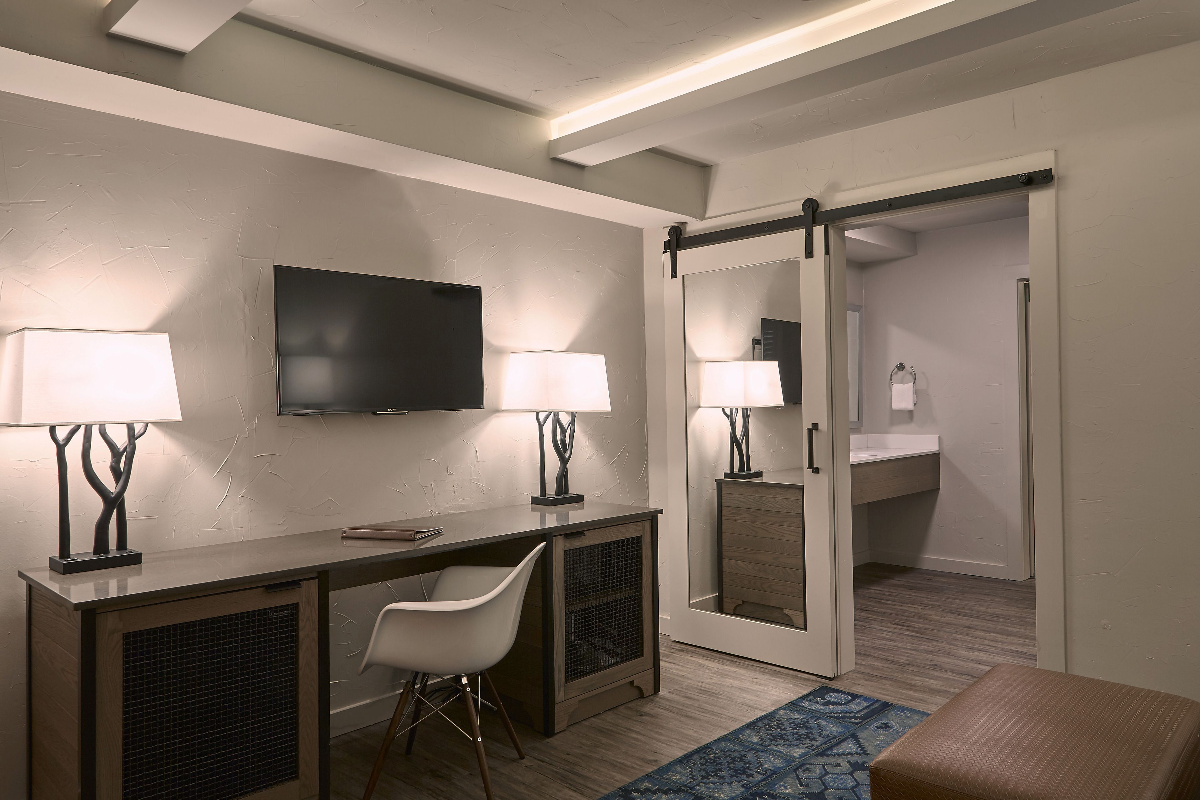 Suite, 1 kamar tidur | Area keluarga | Televisi layar datar 50-inci dengan saluran TV satelit dan TV