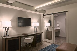 Suite, 1 slaapkamer | Woonruimte | Een 50-inch flatscreentelevisie met satellietzenders en televisie