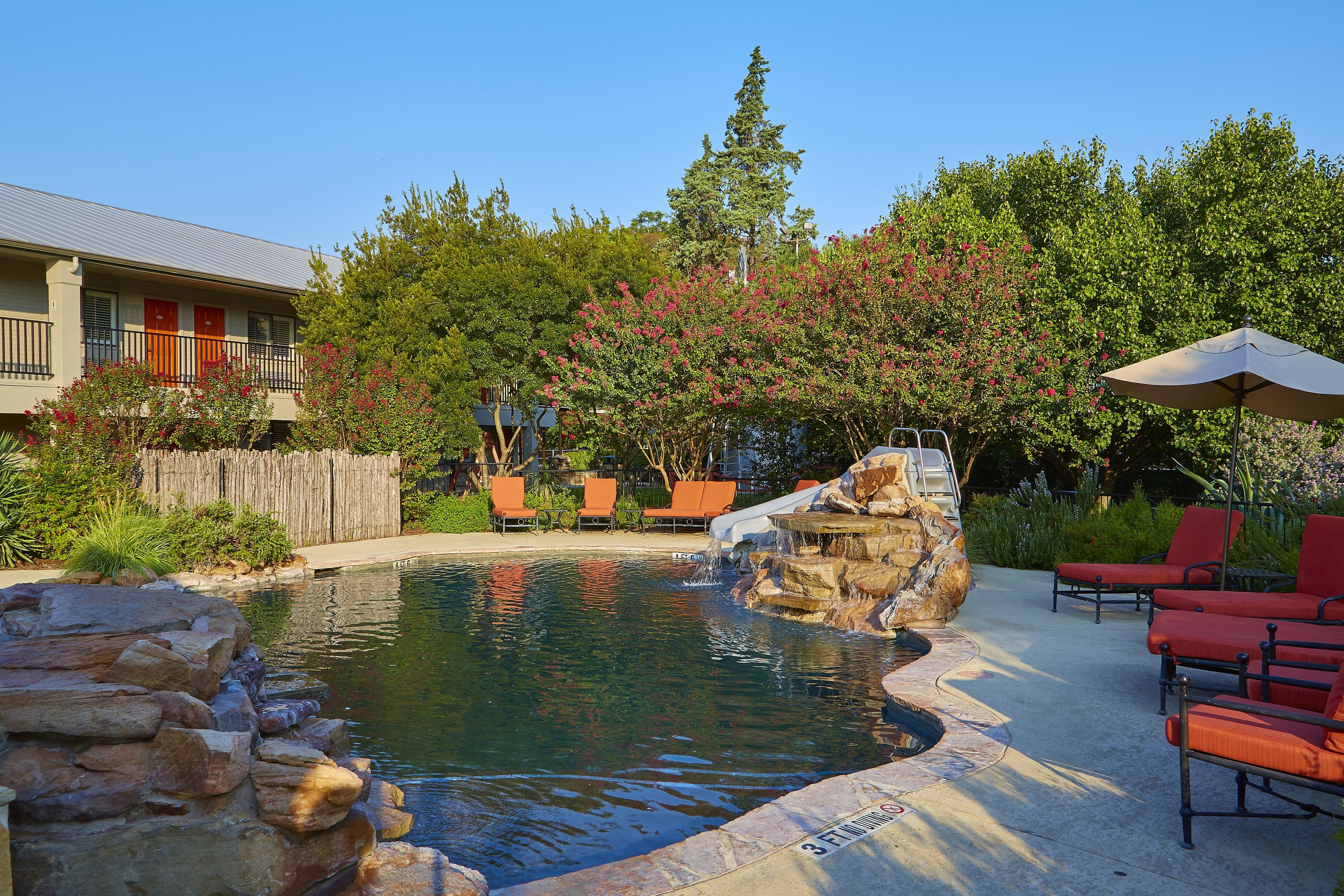 2 outdoor pools, a heated pool, open 10:00 am to 11:00 pm, pool loungers