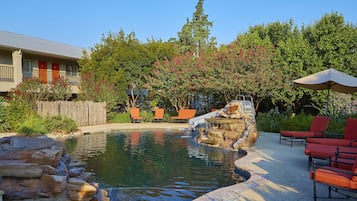 2 piscinas al aire libre, una piscina climatizada, tumbonas