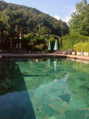 Piscine extérieure, parasols de plage, chaises longues