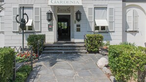 The exterior of a building with a sign reading "Albergo Gardenia." - Garni Gardenia (Caslano)