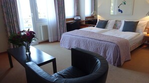 Chambre Double Junior, balcon (Classic) | Literie de qualité supérieure, couette en duvet d'oie, minibar