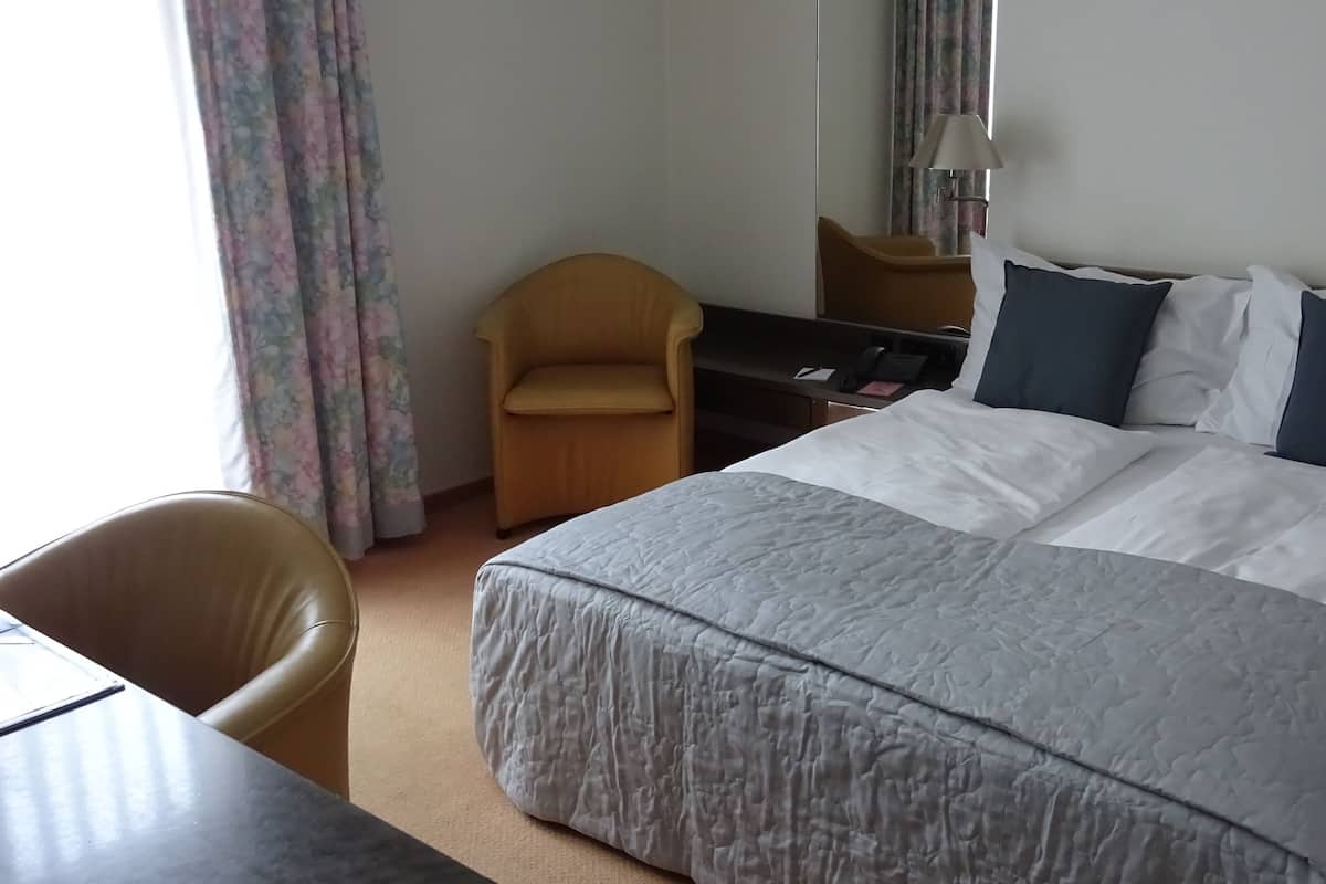 Ropa de cama de alta calidad, edredones de plumas, minibar y caja fuerte