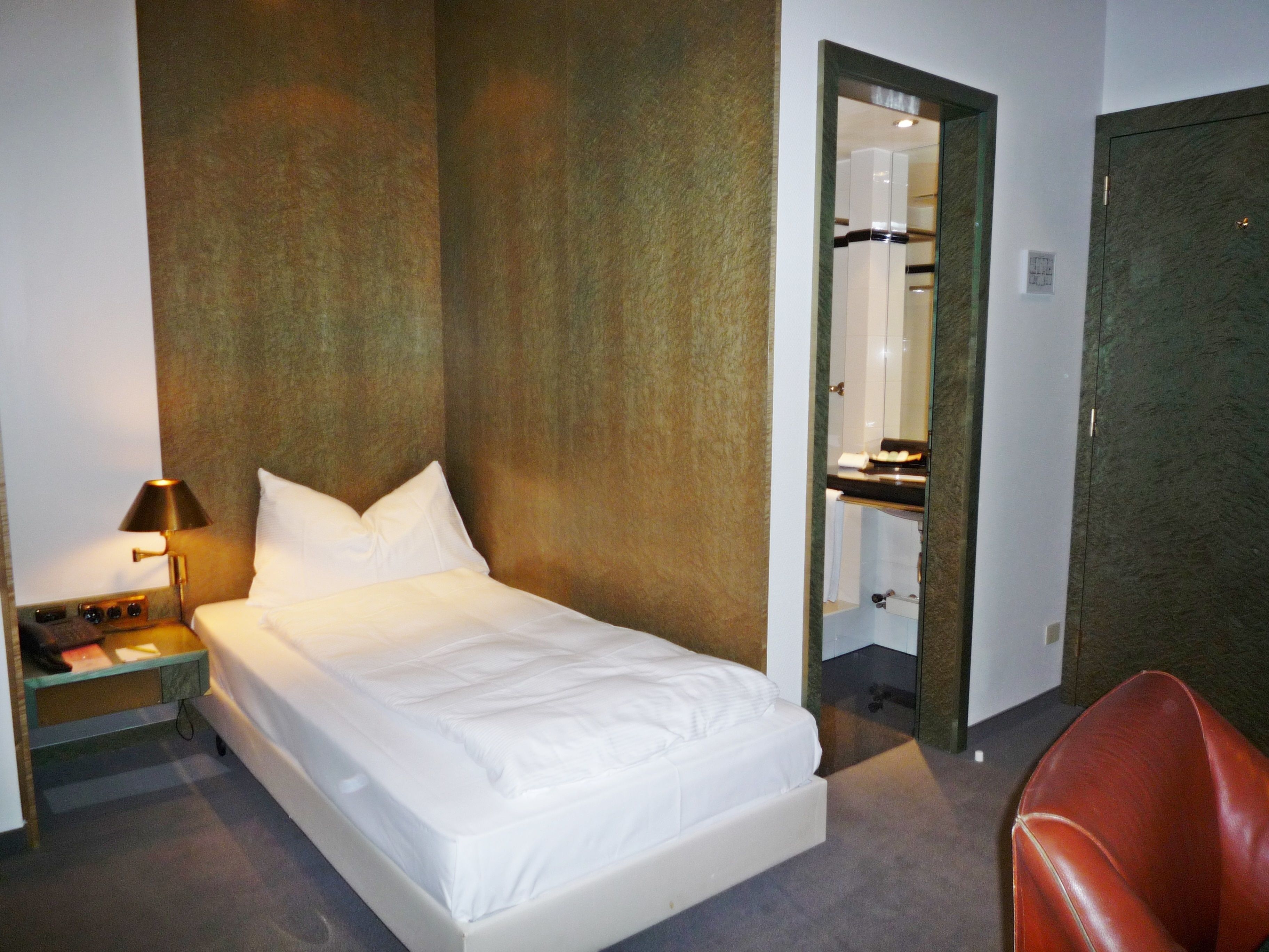 cosy single room | premium bedding, down duvets, minibar, in-room safe