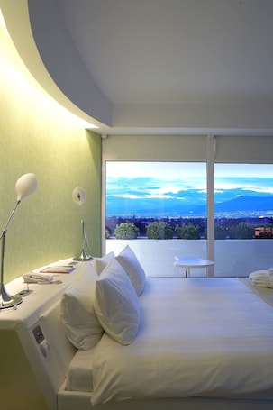 Minibar, caja de seguridad en la habitación y escritorio