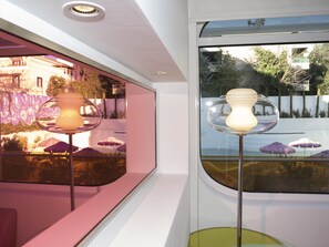 Minibar, caja de seguridad en la habitación y escritorio 