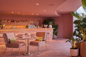 Breakfast, lunch, dinner served; Italian cuisine