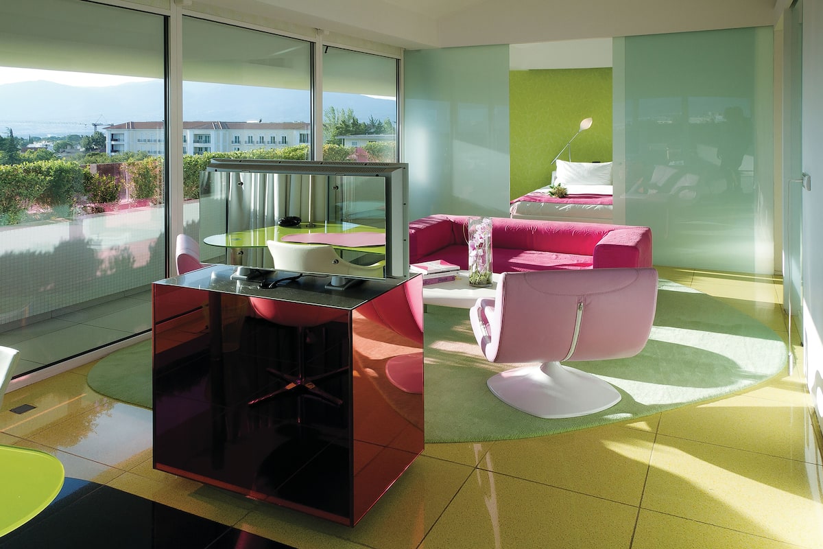 Penthouse Suite | Minibar, in-room safe, desk, blackout drapes