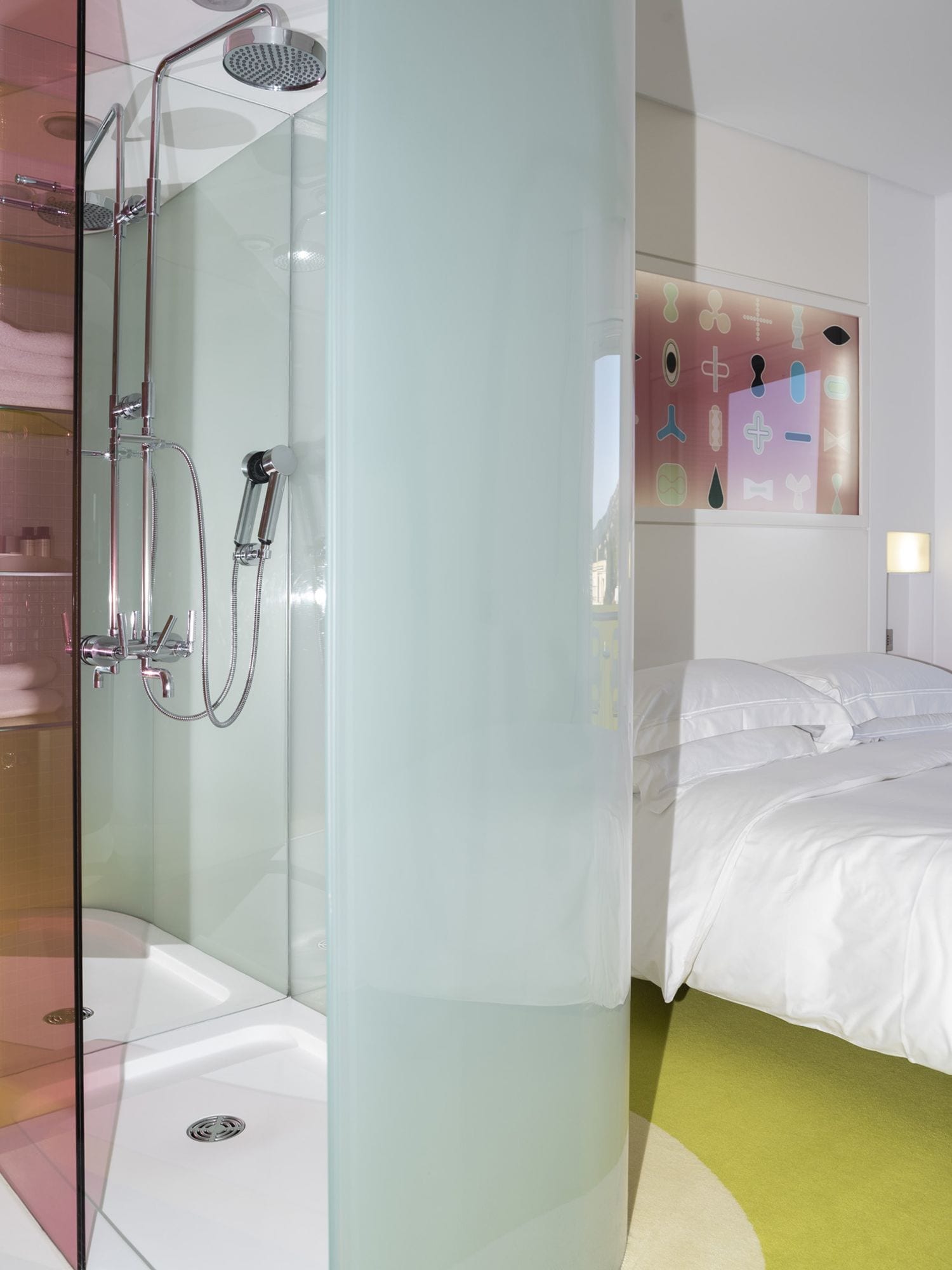 Une salle de bain moderne dotée d’une douche à parois de verre, d’une baignoire et de toilettes.