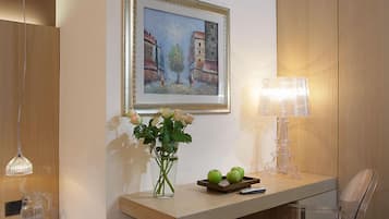 Quarto solteiro | Área de estar | TV de tela plana 160 polegadas com canais digitais, TV