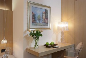 Enkeltrom | Oppholdsområde | En 160-tommers Flatskjerm-TV med digitale kanaler samt TV
