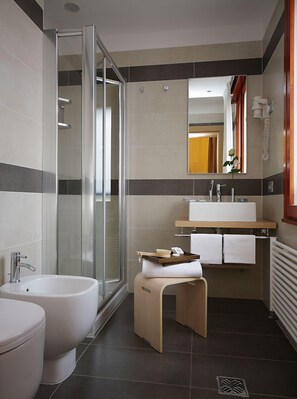 Een douche, gratis toiletartikelen, een haardroger, een bidet