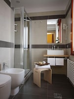 Ducha, artículos de tocador gratuitos, secador de pelo, bidet