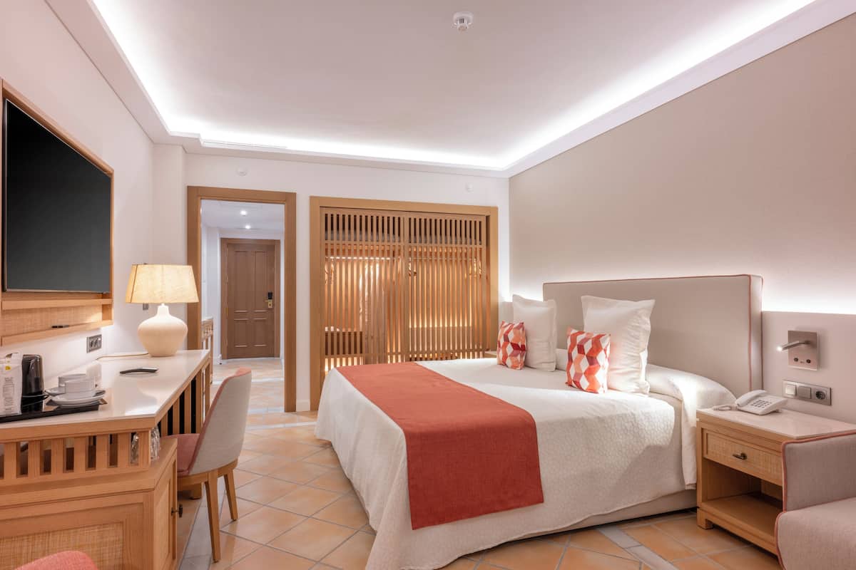 Minibar, in-room safe, desk, free cots/infant beds