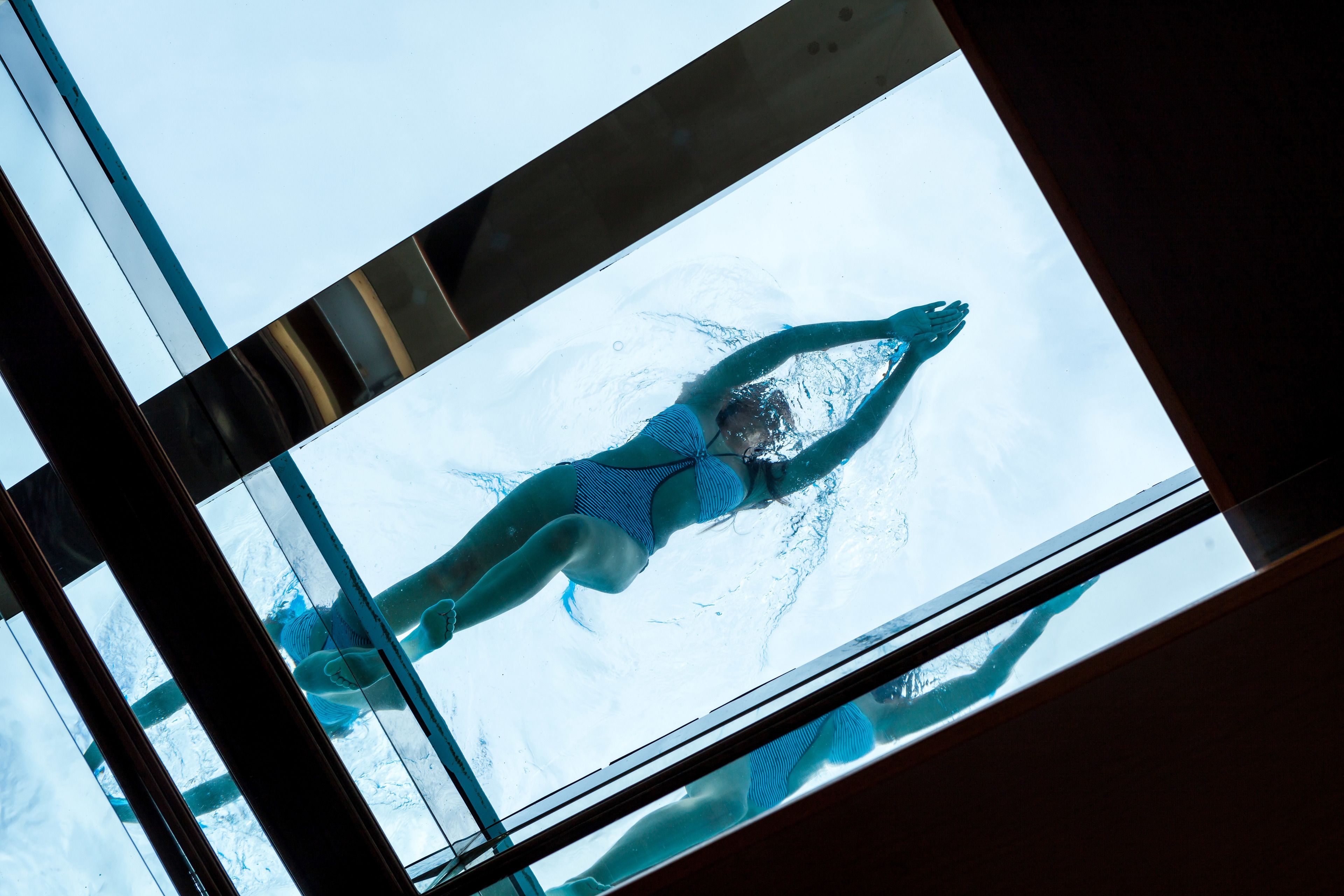 4 outdoor pools, open 10:00 am to 6:00 pm, pool umbrellas, pool loungers