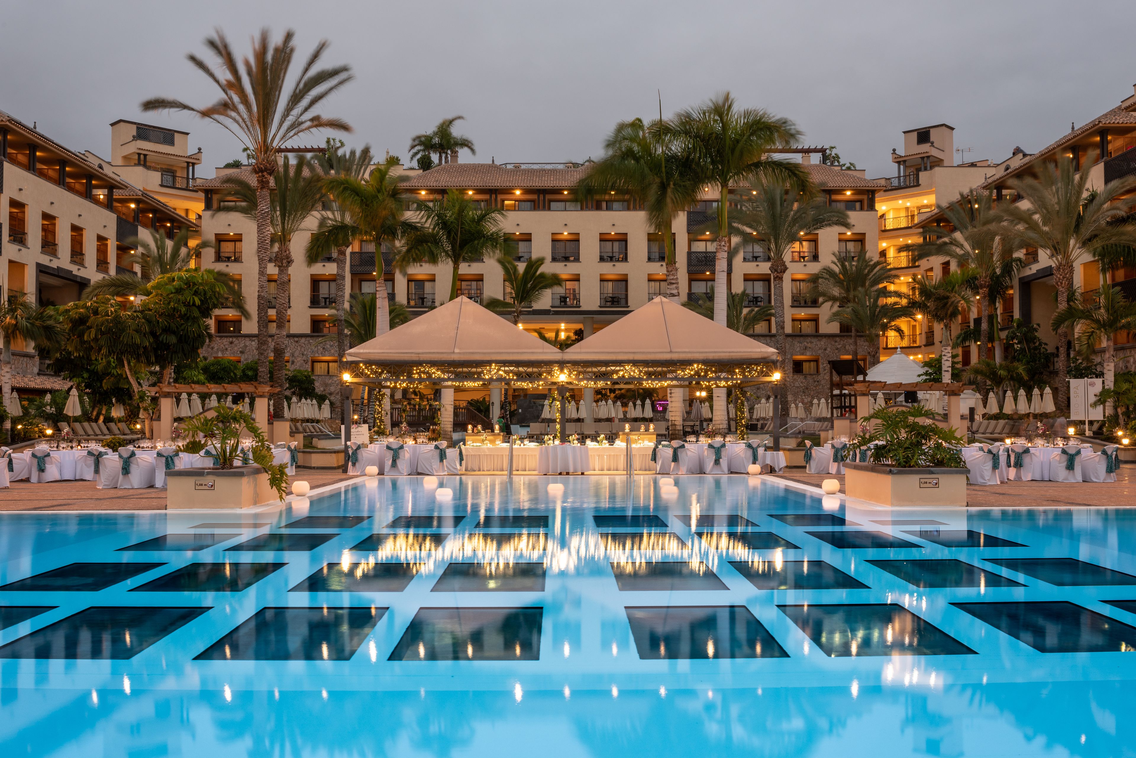 4 座室外游泳池，開放時間為 10:00 至 18:00，提供泳池遮陽傘和日光浴躺椅