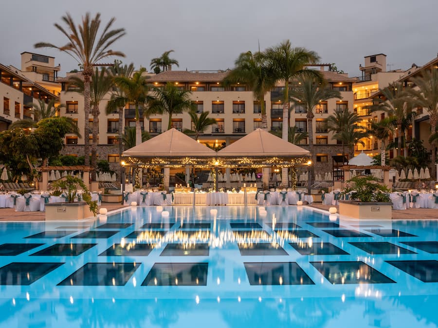 4 piscinas al aire libre (de 10:00 a 18:00), sombrillas, tumbonas