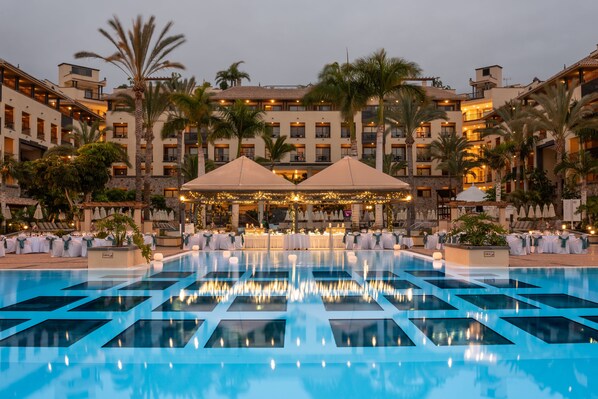 4 outdoor pools, open 10:00 AM to 6:00 PM, pool umbrellas, sun loungers