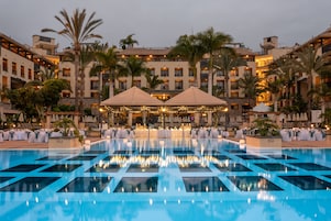 4 piscinas al aire libre, sombrillas, sillones reclinables de piscina