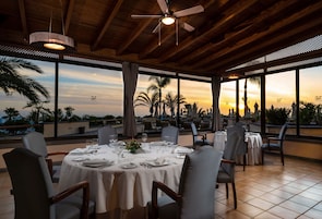 2 restaurantes; se sirve desayuno, almuerzo y cena; cocina mediterránea