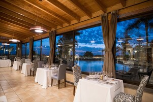 2 restaurants; breakfast, lunch, and dinner served