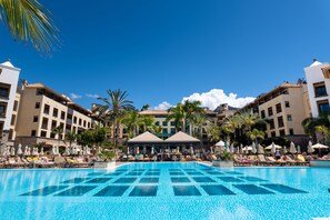 4 piscines extérieures, parasols de plage, chaises longues