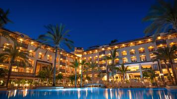 4 udendørs pools, åben fra kl. 10.00 til kl. 18.00, parasoller