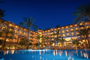 4 outdoor pools, open 10:00 AM to 6:00 PM, pool umbrellas, sun loungers - GF Gran Costa Adeje (Adeje)