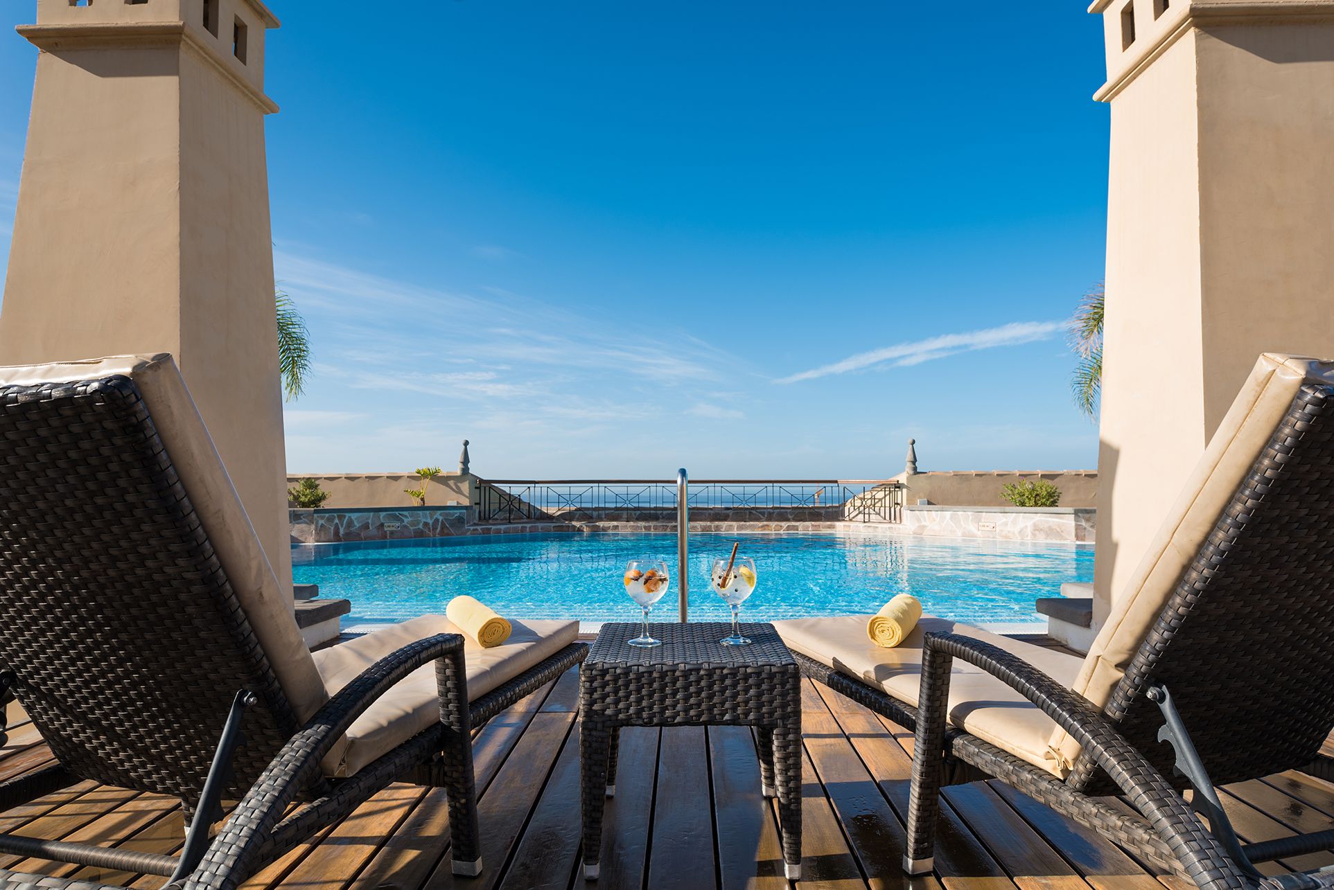 4 albercas al aire libre, sombrillas en la alberca y camastros 