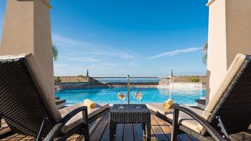 4 albercas al aire libre, sombrillas en la alberca y camastros