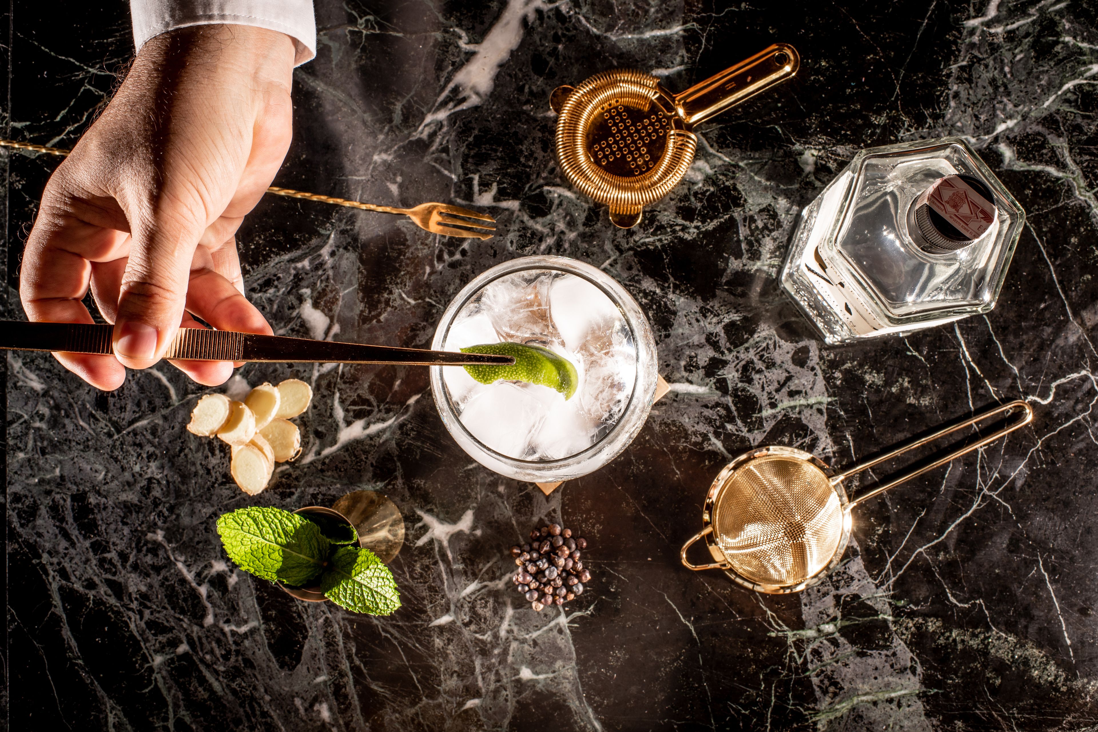 4 bars/lounges, rooftop bar, lobby lounge