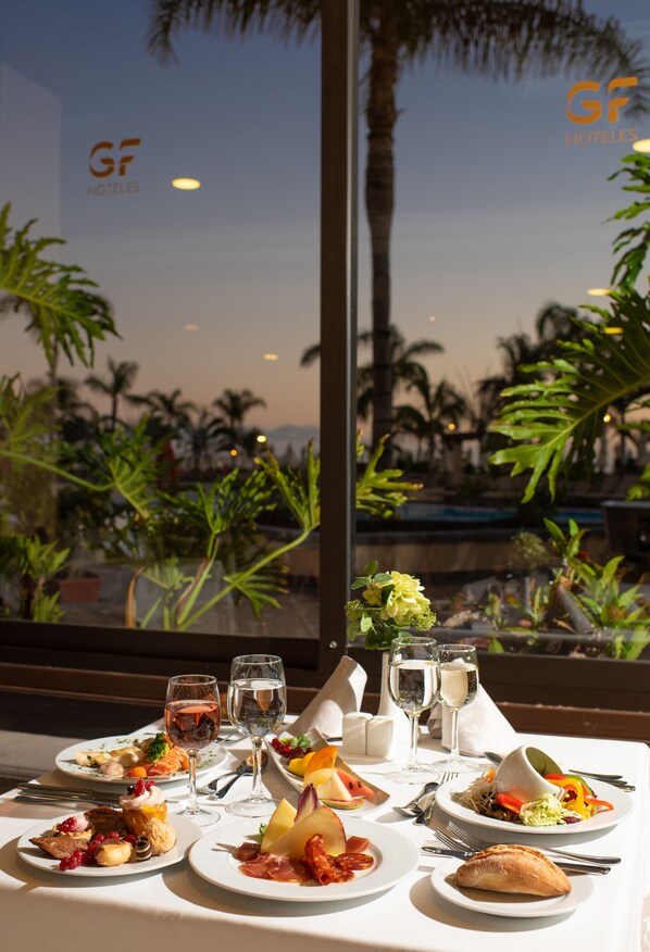 2 restaurants, serveren ontbijt, lunch, diner, Mediterrane gerechten