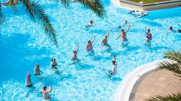 4 outdoor pools, open 10:00 AM to 6:00 PM, pool umbrellas, sun loungers