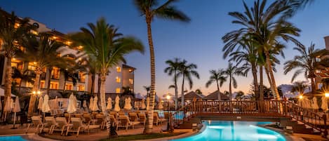 4 piscine all'aperto, ombrelloni da piscina, lettini