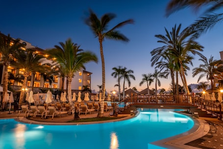 4 ๊ฐ์ ์ผ์ธ ์์์ฅ, 10:00 ~ 18:00 ์คํ, ์์์ฅ ํ๋ผ์, ์ผ๊ด์ ์์