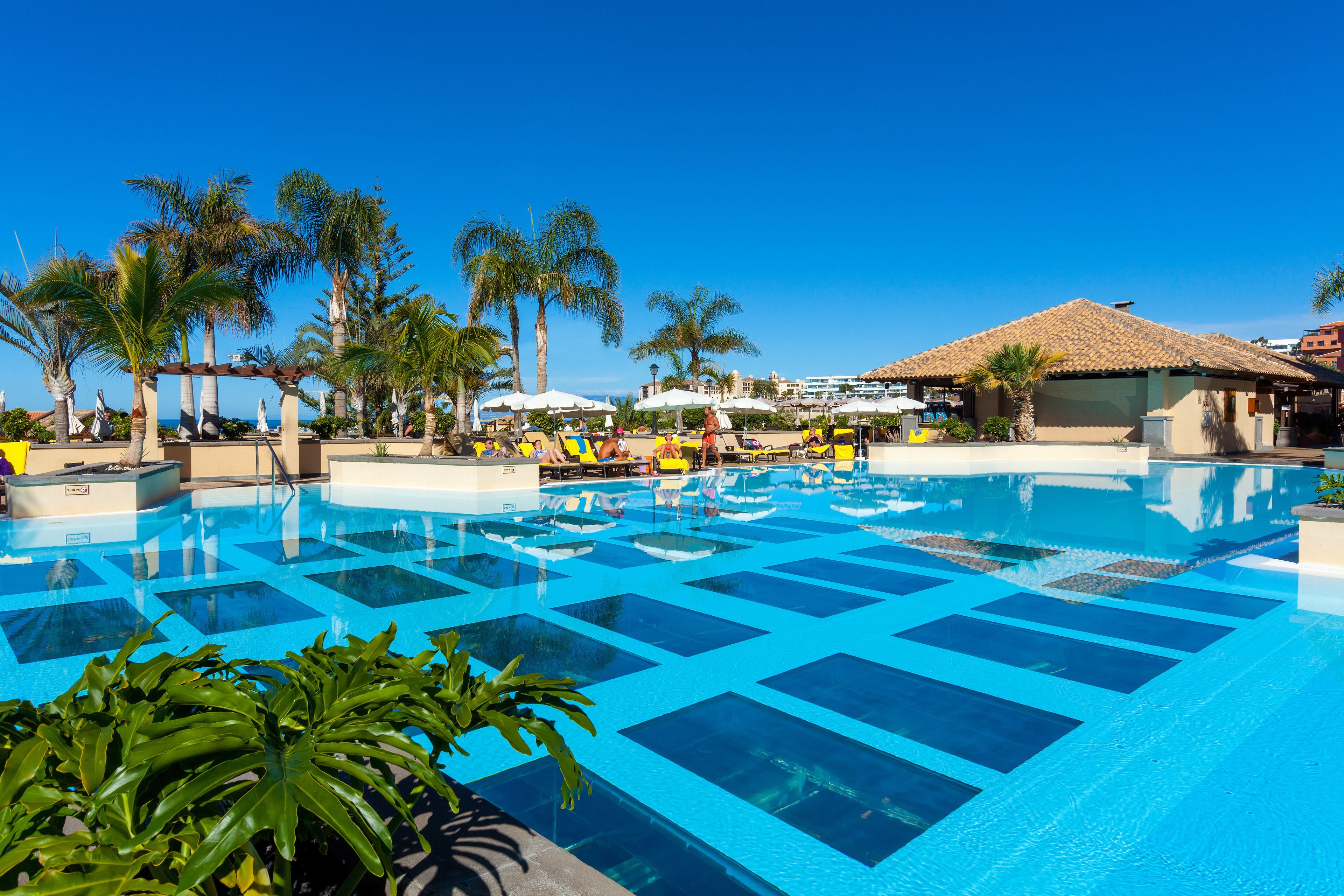 4 outdoor pools, open 10:00 AM to 6:00 PM, pool umbrellas, sun loungers