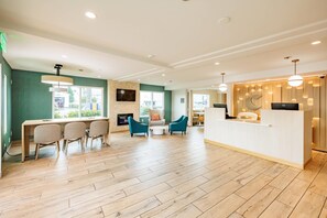 Lobby - Comfort Inn & Suites Ventura Beach (Ventura)