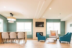 Lobby - Comfort Inn & Suites Ventura Beach (Ventura)