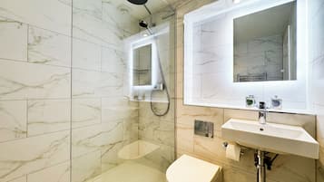 Classic King or Twin Room | Bathroom | Combined shower/tub, free toiletries, hair dryer, towels