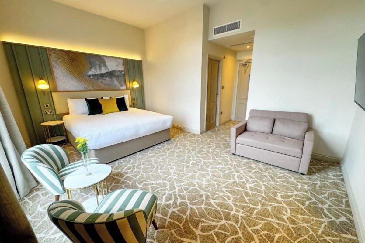 In-room safe, desk, iron/ironing board, WiFi (free)